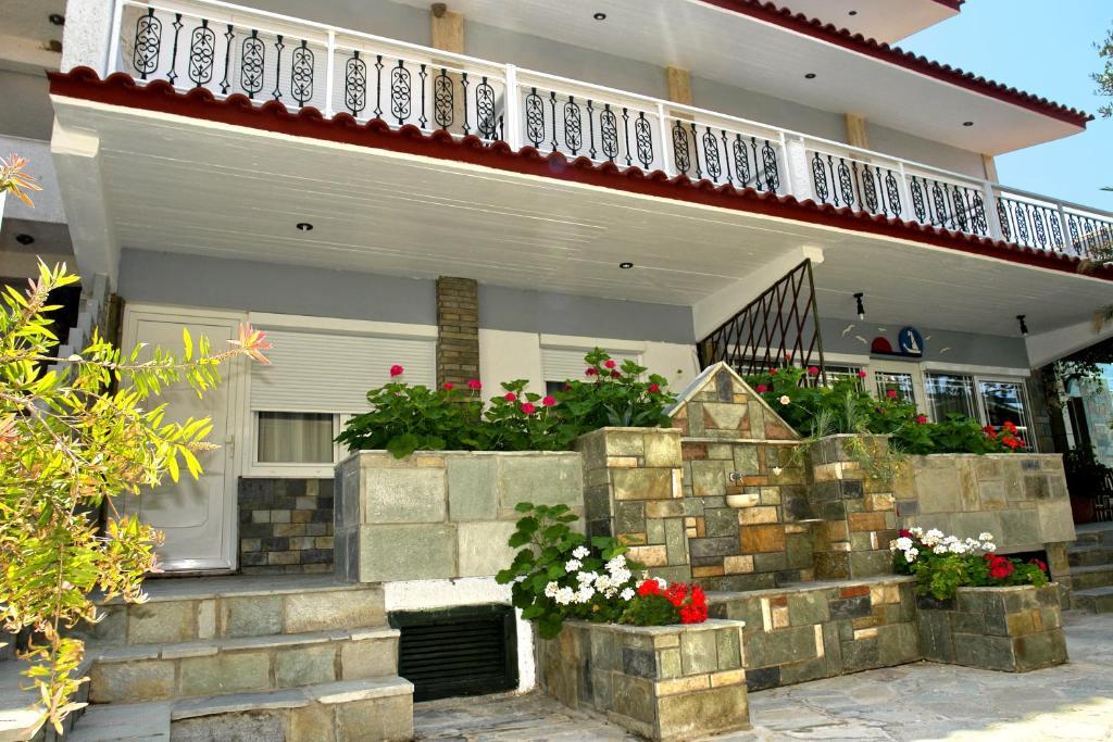 Hotel Vicky II Пломарион Экстерьер фото