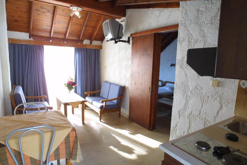 Hotel Vicky II Пломарион Экстерьер фото