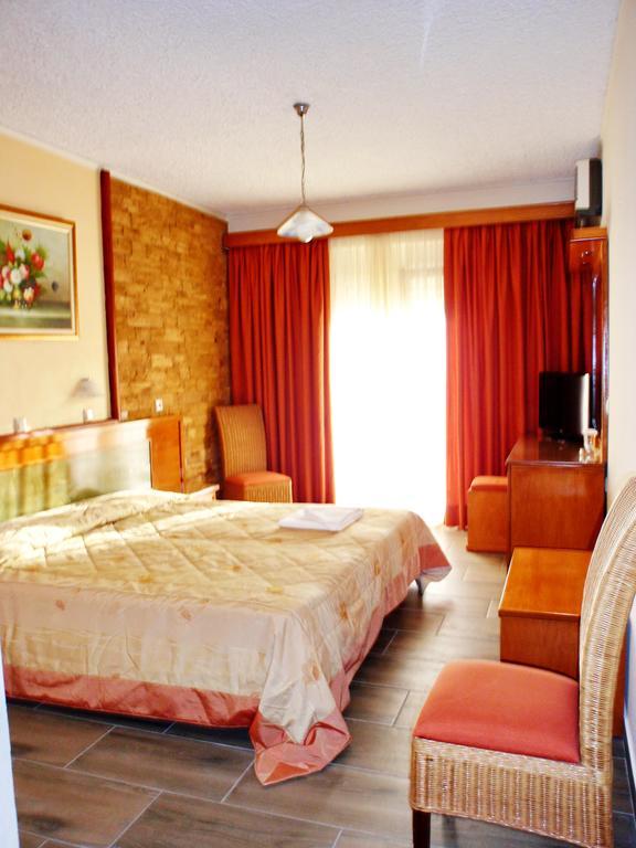 Hotel Vicky II Пломарион Экстерьер фото