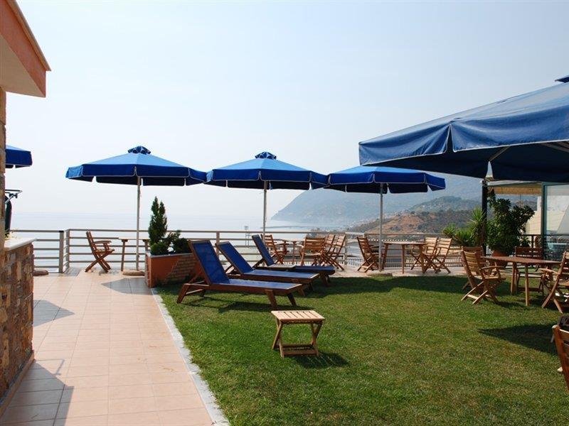 Hotel Vicky II Пломарион Экстерьер фото
