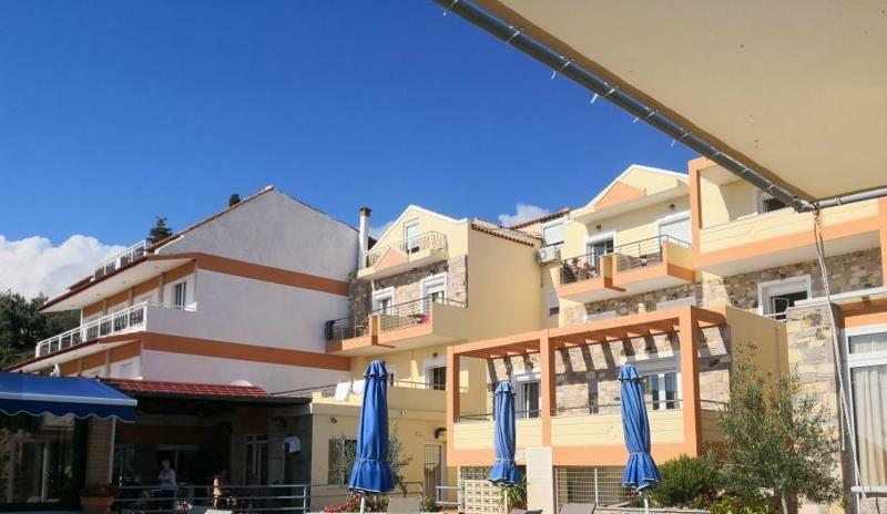 Hotel Vicky II Пломарион Экстерьер фото