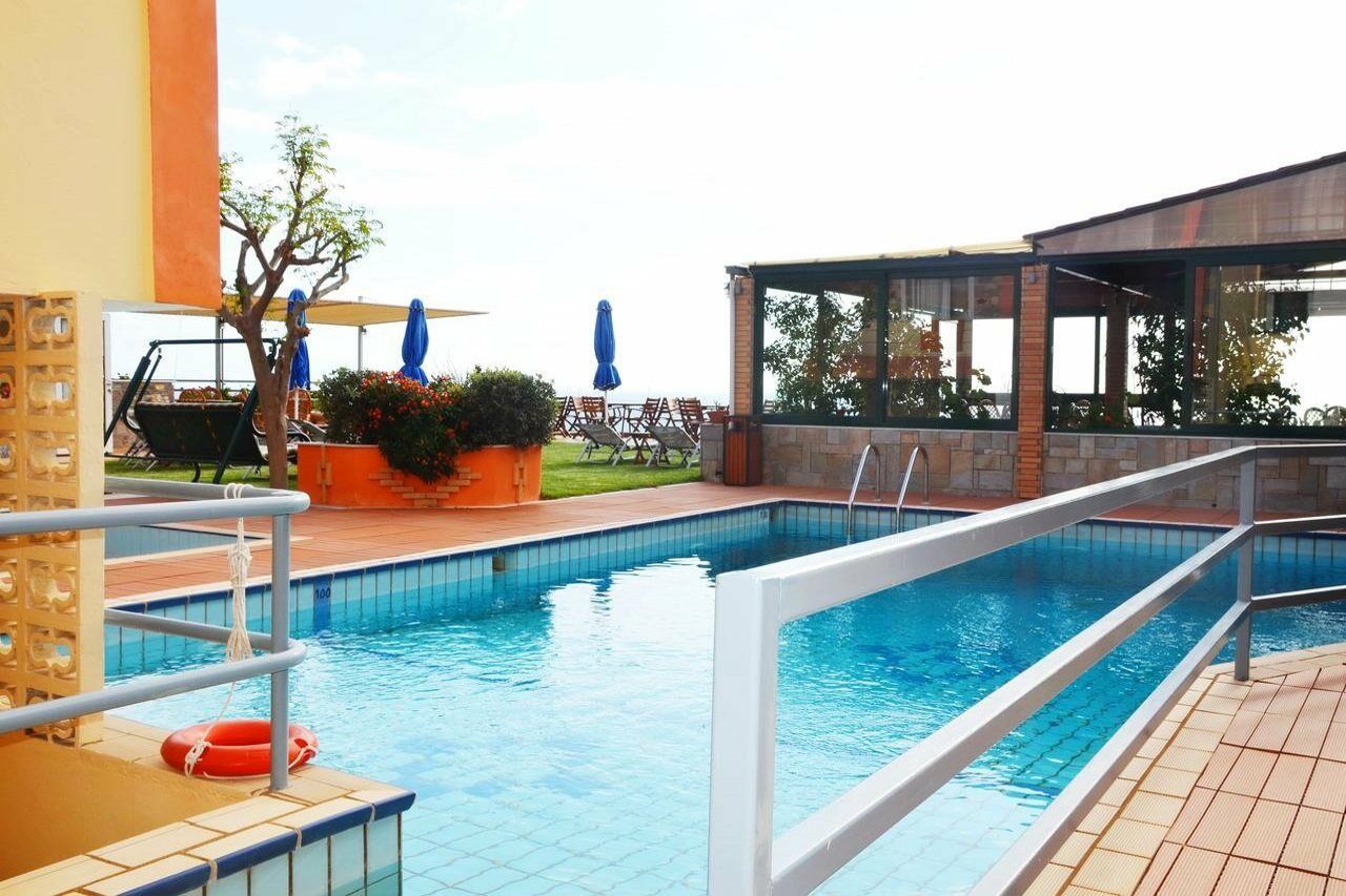 Hotel Vicky II Пломарион Экстерьер фото